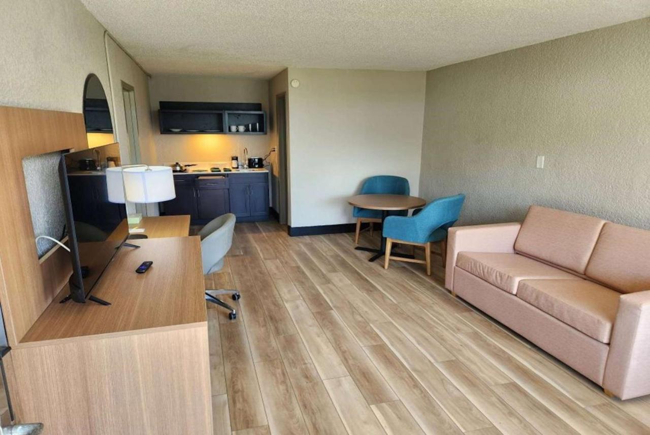 Days Inn By Wyndham Fort Pierce Midtown Bagian luar foto