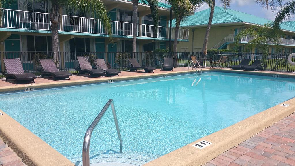 Days Inn By Wyndham Fort Pierce Midtown Bagian luar foto