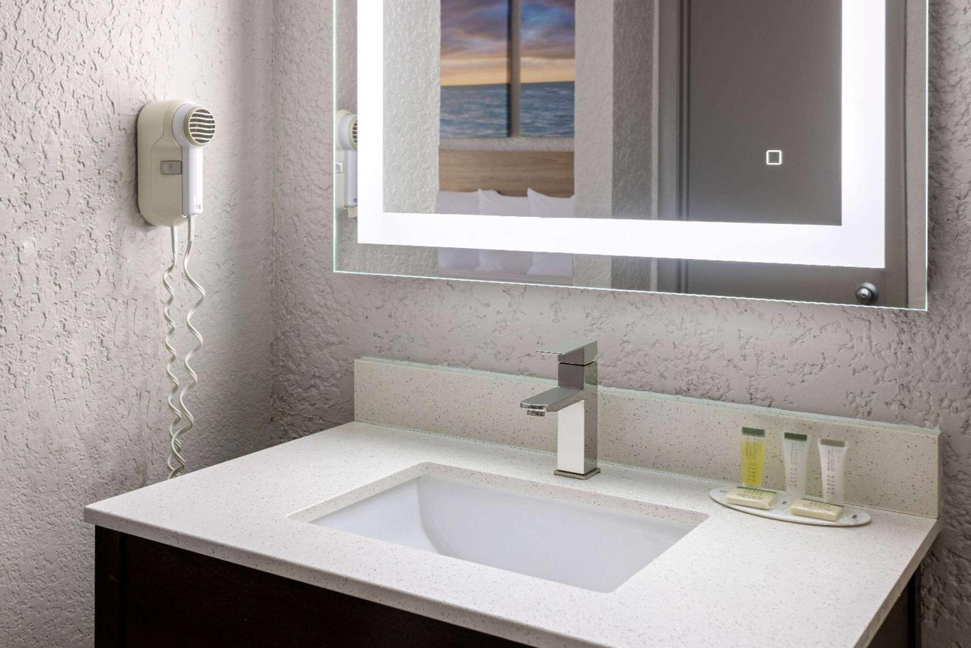 Days Inn By Wyndham Fort Pierce Midtown Bagian luar foto