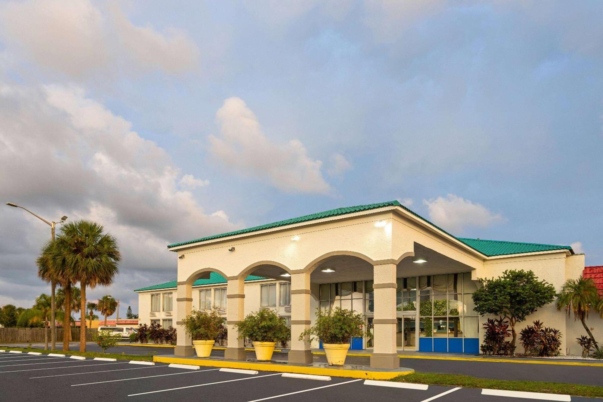 Days Inn By Wyndham Fort Pierce Midtown Bagian luar foto