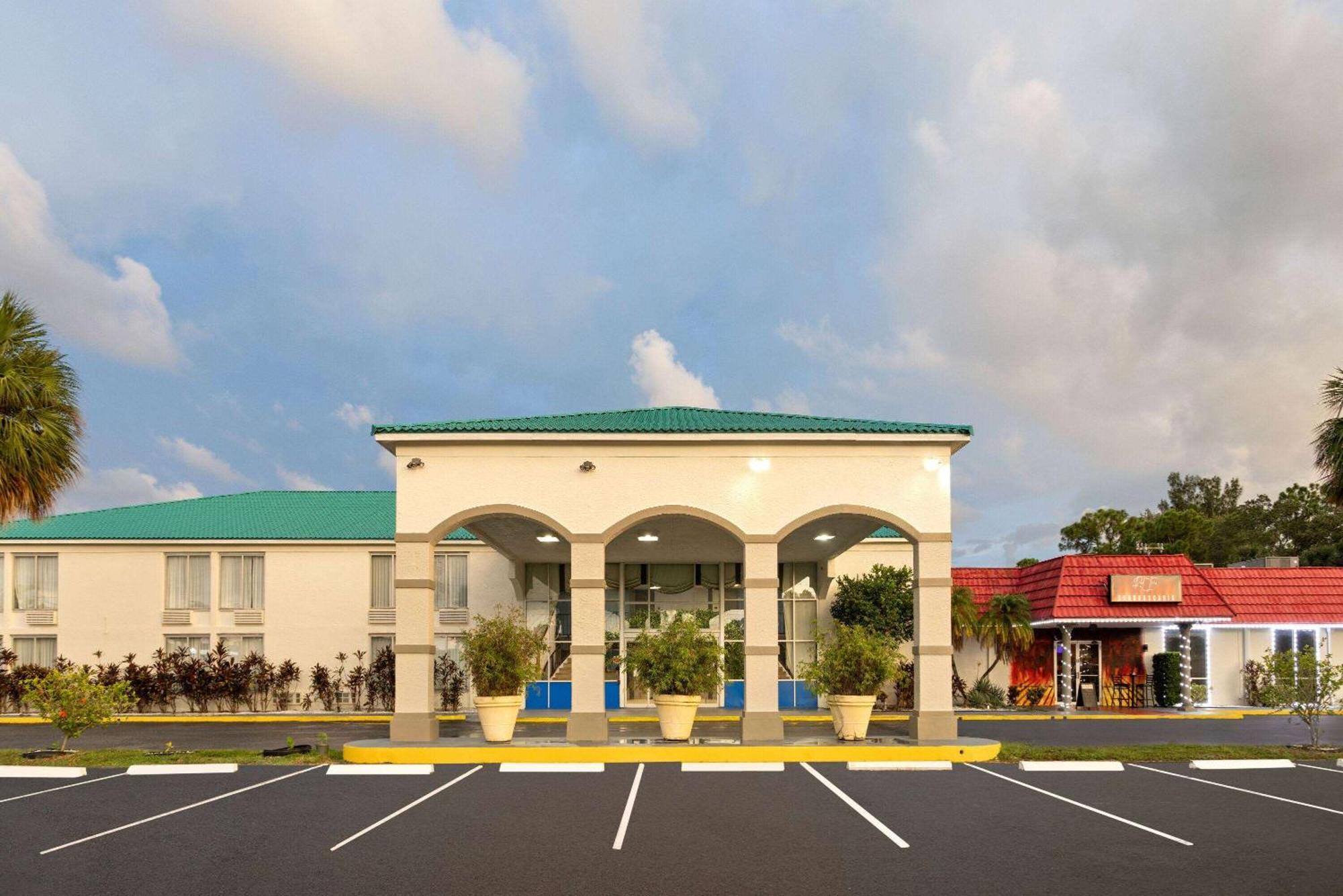 Days Inn By Wyndham Fort Pierce Midtown Bagian luar foto